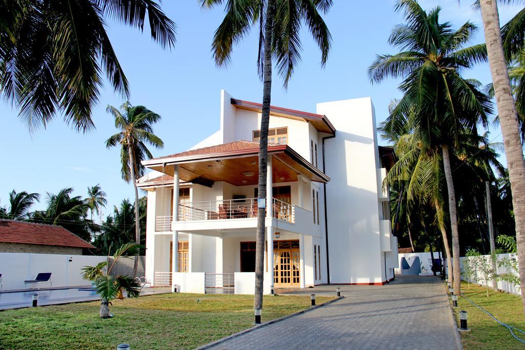 Bluewater Beach Resort Triquinimale Exterior foto