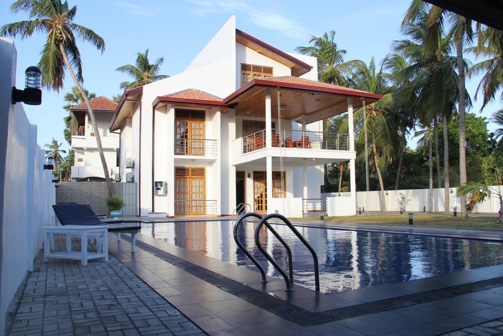 Bluewater Beach Resort Triquinimale Exterior foto